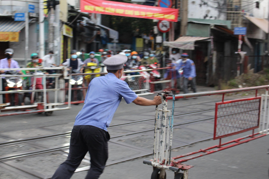 Nhân viên gác chắn đường ngang