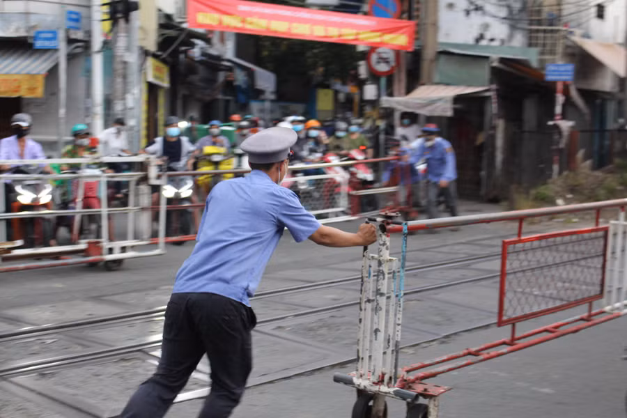 Nhân viên gác chắn đường ngang. Nhân viên gác chắn đường ngang