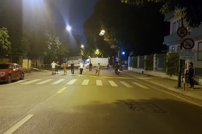  Lực lượng chức năng giăng dây, đón lõng nhóm đối tượng tụ tập đua xe trái phép - Ảnh: TN