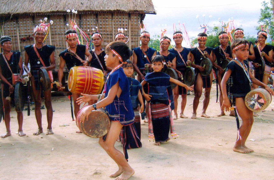 Thiếu niên làng Mơ Hra (xã Kông Lơng Khơng, huyện Kbang) biểu diễn tiết mục múa trống. Ảnh: Lê Xuân Hoan