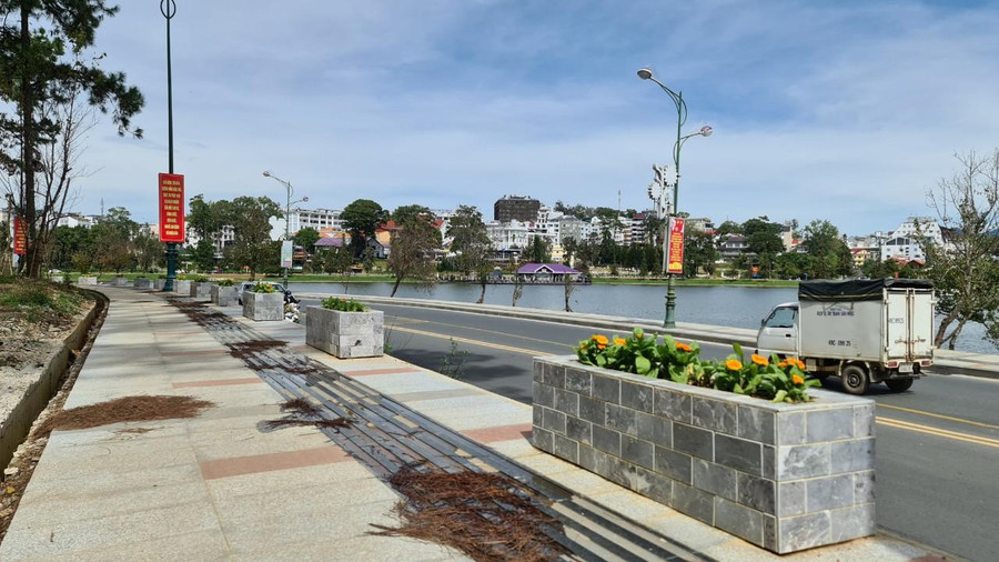 Lề đường Trần Quốc Toản đoạn trước Công viên Xuân Hương được đưa lên cao, bao quanh công viên với những bồn hoa mới xây dựng. Ảnh: Lâm Viên