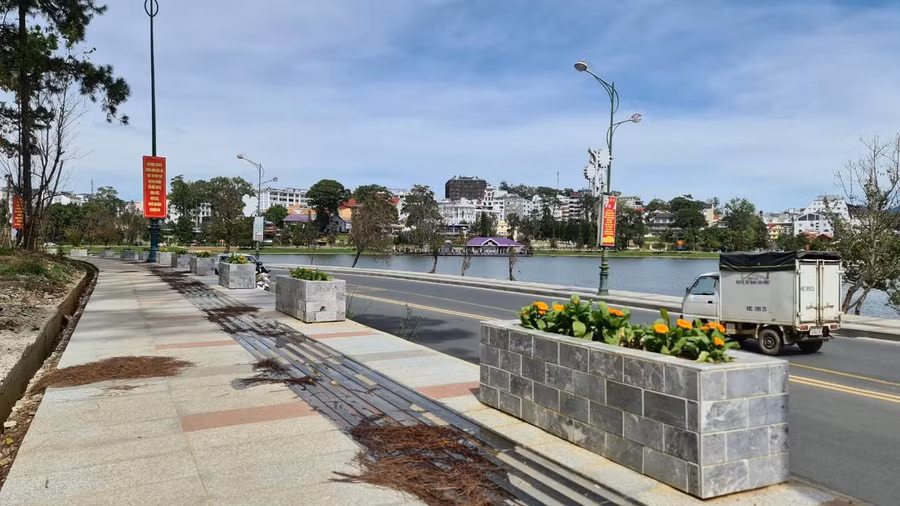 Lề đường Trần Quốc Toản đoạn trước Công viên Xuân Hương được đưa lên cao, bao quanh công viên với những bồn hoa mới xây dựng. Ảnh: Lâm Viên