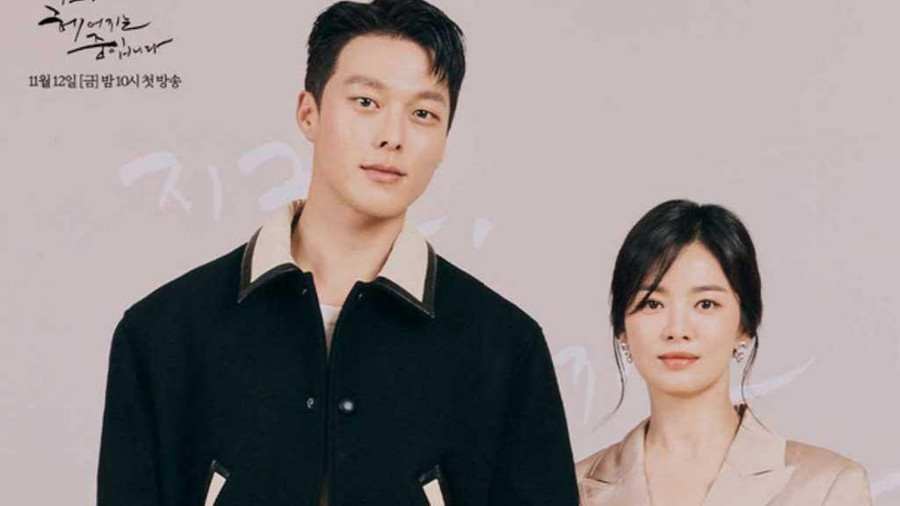 Song Hye Kyo sánh đôi bên Jang Ki Yong trong họp báo Now, We're Breaking Up. Ảnh: NAVER