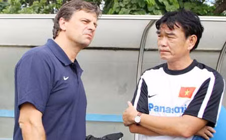 HLV Phan Thanh Hùng (phải) là ứng cử viên sáng giá thay thế ông Falko Goetz