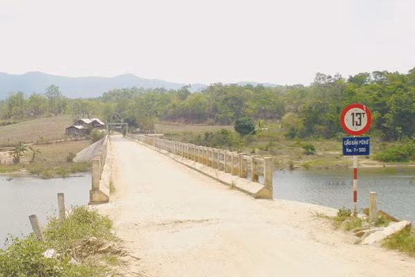 Cầu Đak Pơ Kơ. Ảnh: L.N