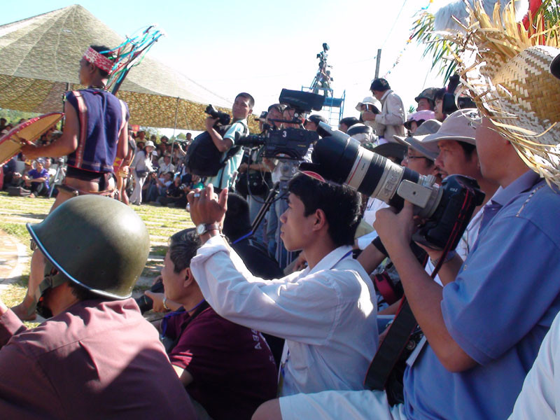 Các nhà báo đang tác nghiệp tại một sự kiện văn hóa. Ảnh: Minh Thi