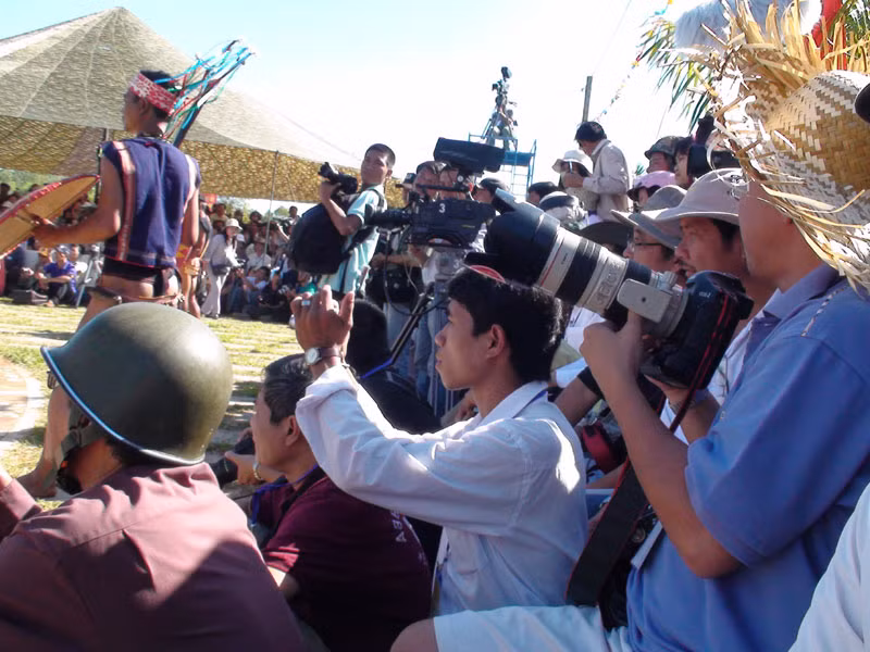 Các nhà báo đang tác nghiệp tại một sự kiện văn hóa. Ảnh: Minh Thi