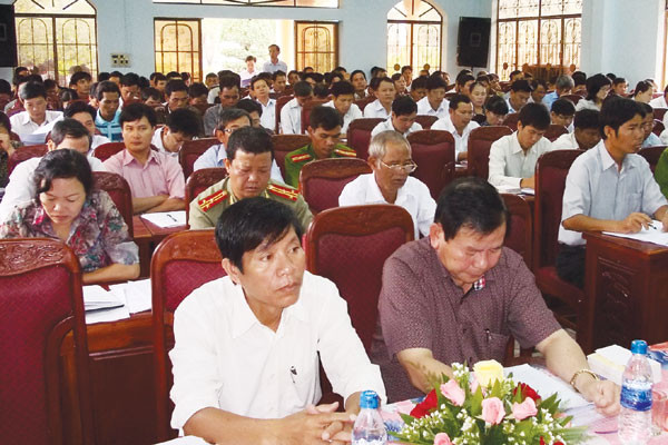 Học tập Nghị quyết Trung ương 4(khóa XI). Ảnh: T.N Học tập Nghị quyết Trung ương 4(khóa XI). Ảnh: T.N