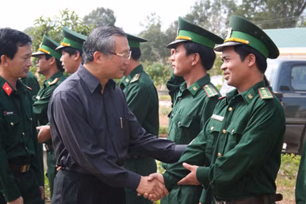 Chủ tịch UBND tỉnh Phạm Thế Dũng gặp gỡ cán bộ chiến sĩ Đồn Biên phòng 729. Ảnh: P.D