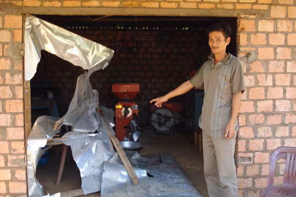 Ông Khoa rầu rĩ vì cơ sở xay của gia đình bị đập phá. Ảnh: Như Nguyện