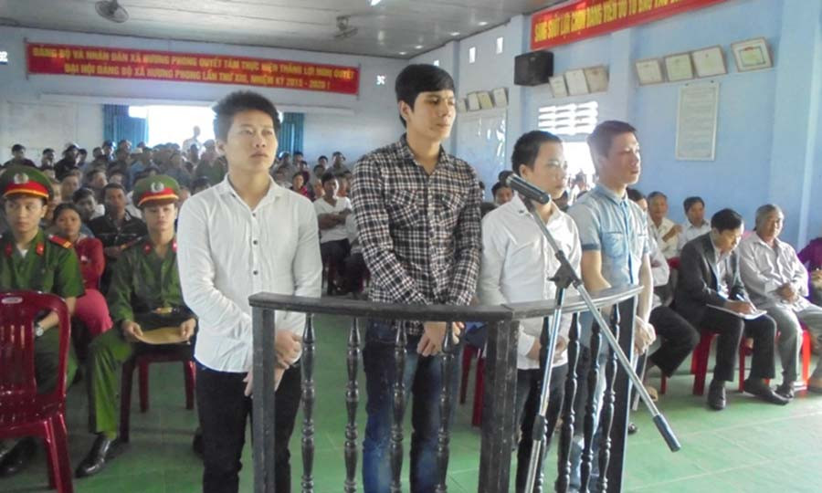  Thịnh, Dũng, Thí và Xuân đứng trước vành móng ngựa phiên tòa lãnh án tù của Tòa án nhân dân thị xã Hương Trà. Ảnh: Bùi Oanh