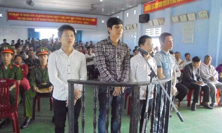  Thịnh, Dũng, Thí và Xuân đứng trước vành móng ngựa phiên tòa lãnh án tù của Tòa án nhân dân thị xã Hương Trà. Ảnh: Bùi Oanh