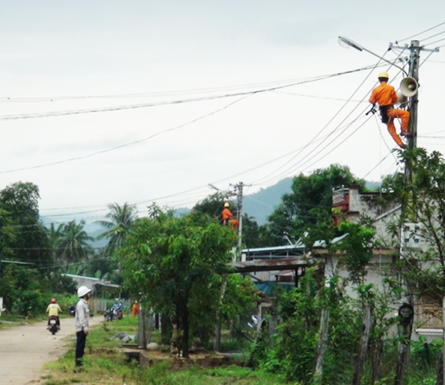 Đoàn viên, thanh niên Công ty Điện lực Gia Lai thực hiện công trình “Thắp sáng đường quê”. Ảnh: H.D Đoàn viên, thanh niên Công ty Điện lực Gia Lai thực hiện công trình “Thắp sáng đường quê”. Ảnh: H.D