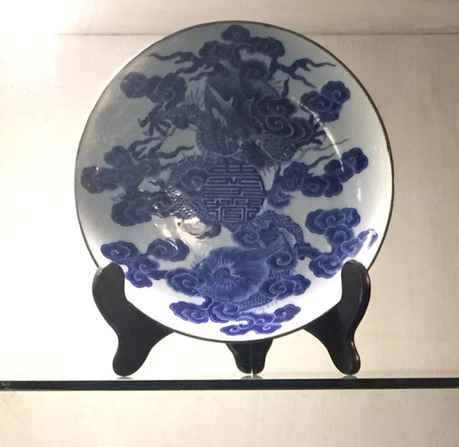 Đĩa vẽ rồng, mây và chữ Thọ hiệu đề 'Khánh Xuân Thị Tả' Đĩa vẽ rồng, mây và chữ Thọ hiệu đề 'Khánh Xuân Thị Tả'