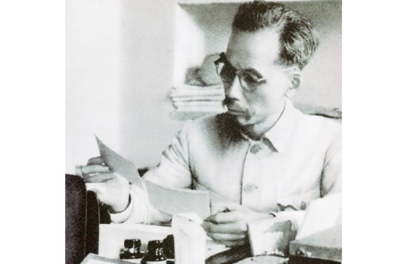Chủ tịch Hồ Chí Minh làm việc tại Bắc Bộ Phủ năm 1946. Chủ tịch Hồ Chí Minh làm việc tại Bắc Bộ Phủ năm 1946.
