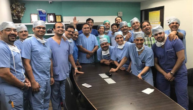 Êkíp bác sĩ Ấn Độ thực hiện thành công ca ghép tử cung - Ảnh: CNN