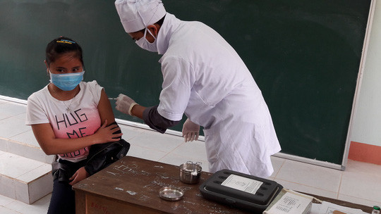 Tiêm phòng bệnh bạch hầu tại Trường THPT Tây Giang Tiêm phòng bệnh bạch hầu tại Trường THPT Tây Giang