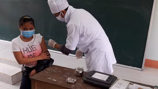 Tiêm phòng bệnh bạch hầu tại Trường THPT Tây Giang