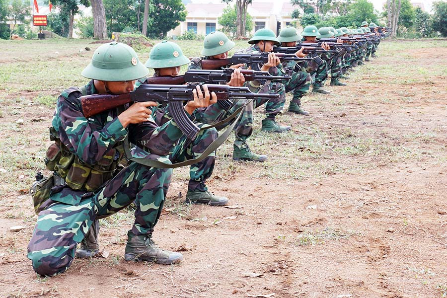  Chiến sĩ mới Đại đội 1, Tiểu đoàn 1, Lữ đoàn Pháo binh 40 luyện tập động tác quỳ bắn. Ảnh: A.T