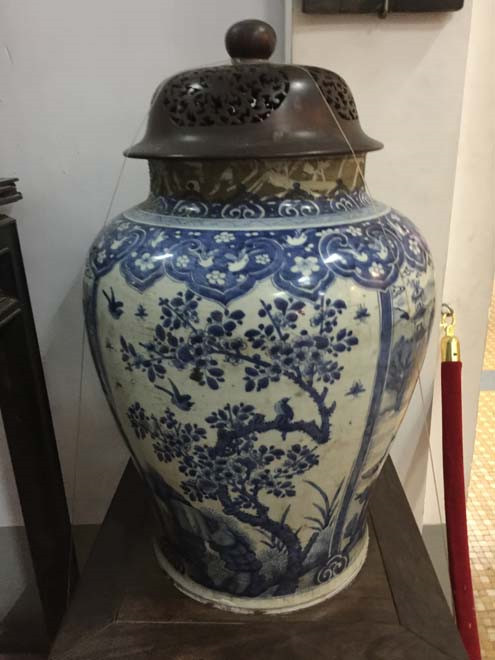 Chóe gốm thời Thanh (thế kỷ 19) được học giả Vương Hồng Sển bỏ nhiều công sức và tiền bạc mới sưu tập được Chóe gốm thời Thanh (thế kỷ 19) được học giả Vương Hồng Sển bỏ nhiều công sức và tiền bạc mới sưu tập được