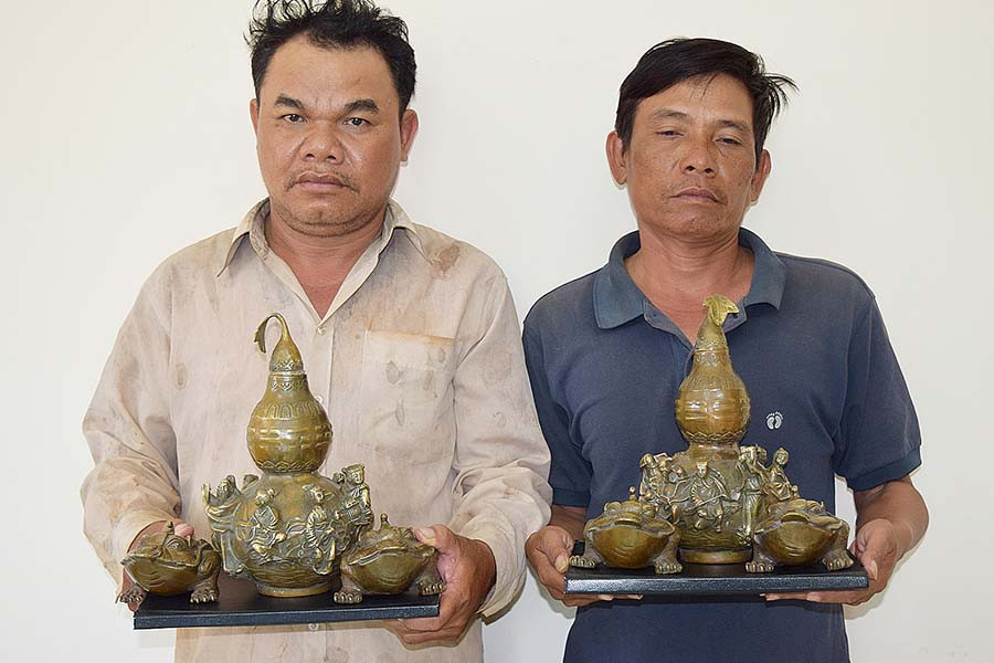  Đối tượng Lê Phước Nhàn và Phan Văn Viễn cùng tang vật. Ảnh: Thanh Hòa