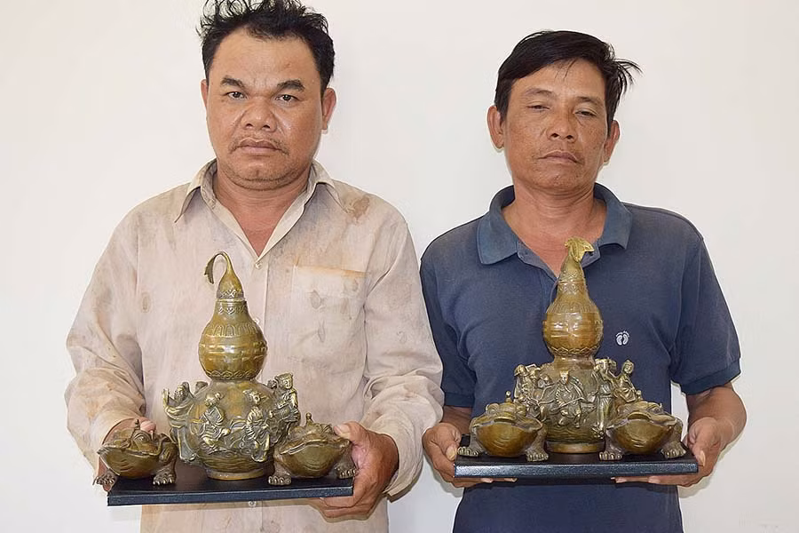  Đối tượng Lê Phước Nhàn và Phan Văn Viễn cùng tang vật. Ảnh: Thanh Hòa