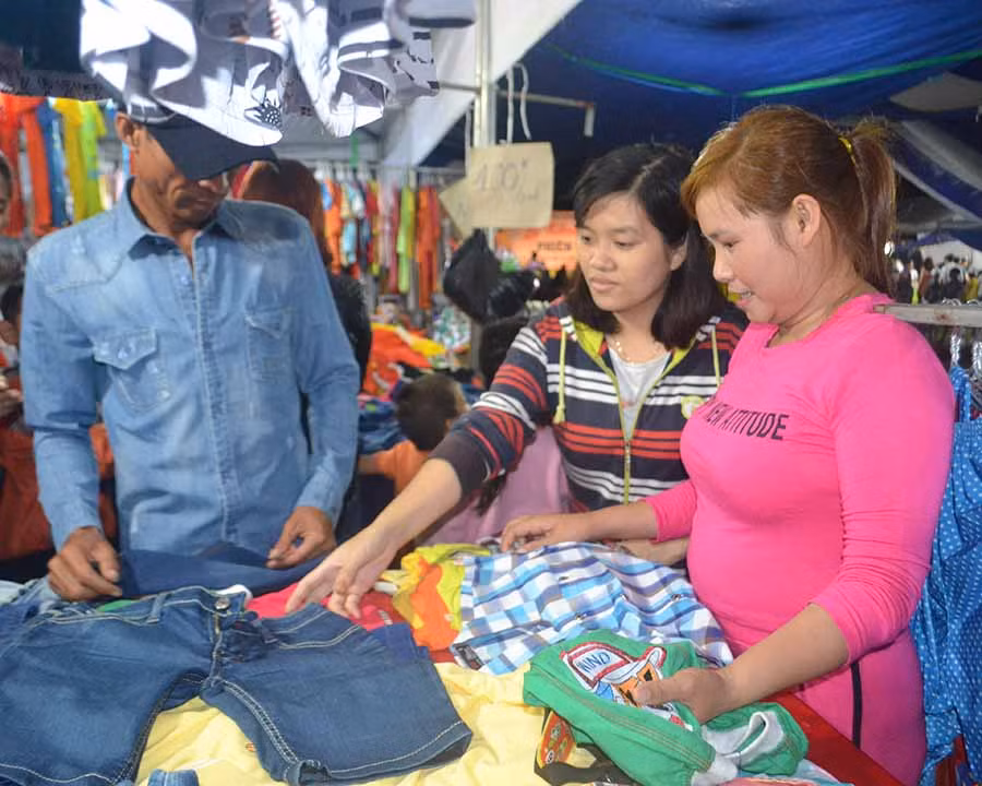  Nhiều sản phẩm Việt phục vụ khách tham quan, mua sắm tại phiên chợ. Ảnh: L.L