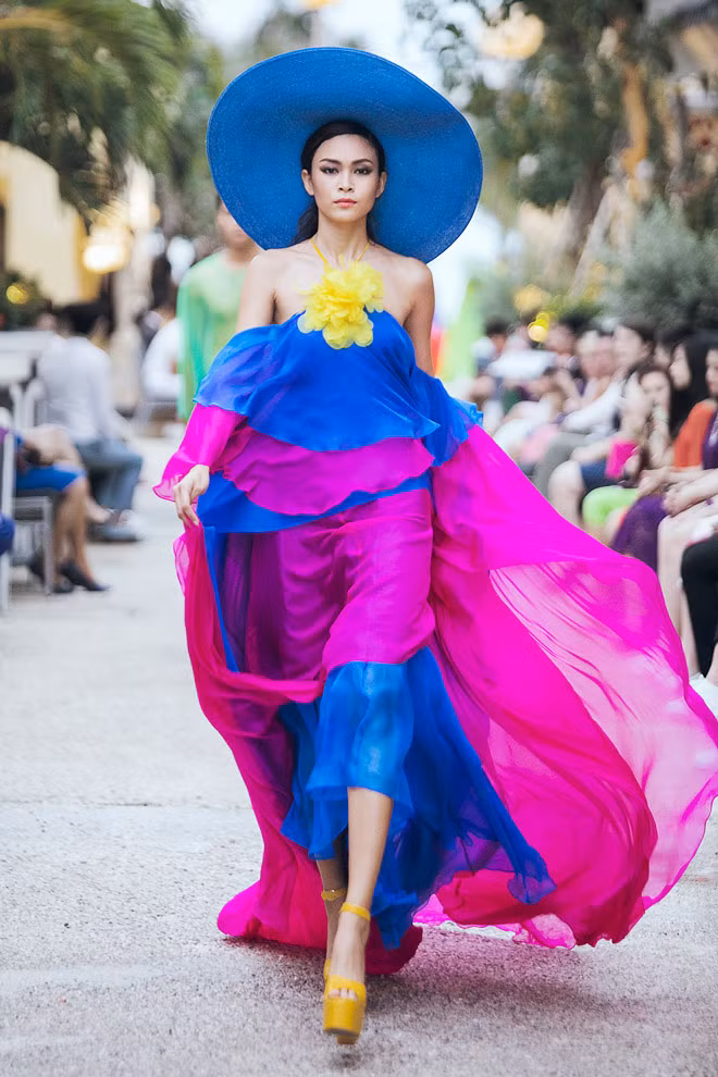 Những bước đi uyển chuyển, tươi mới của Mâu Thủy rất đúng với tinh thần của 