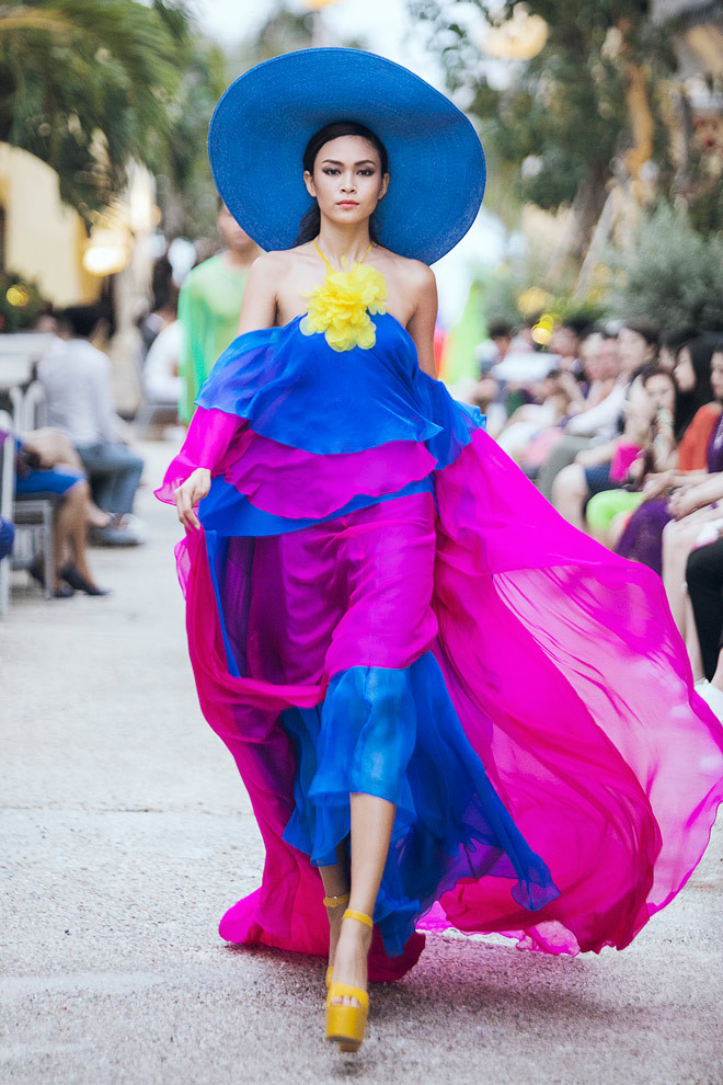 Những bước đi uyển chuyển, tươi mới của Mâu Thủy rất đúng với tinh thần của 