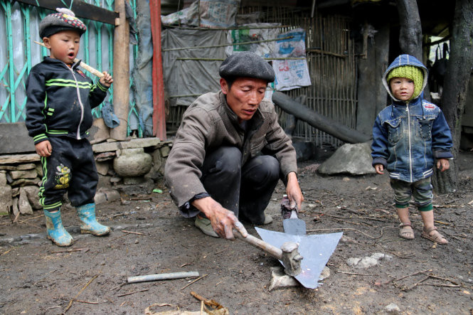 Những đứa trẻ họ Chứ người Mông xem cách làm lưỡi cày từ khi còn rất nhỏ. Những đứa trẻ họ Chứ người Mông xem cách làm lưỡi cày từ khi còn rất nhỏ.