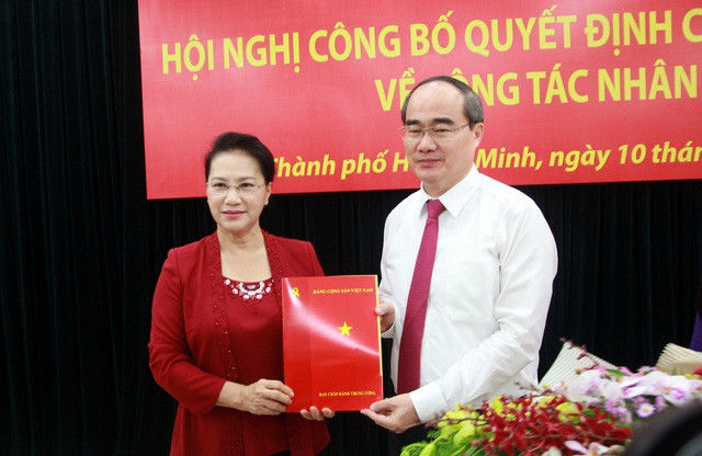 Chủ tịch Quốc hội Nguyễn Thị Kim Ngân trao quyết định phân công cho ông Nguyễn Thiện Nhân.