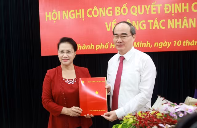 Chủ tịch Quốc hội Nguyễn Thị Kim Ngân trao quyết định phân công cho ông Nguyễn Thiện Nhân.