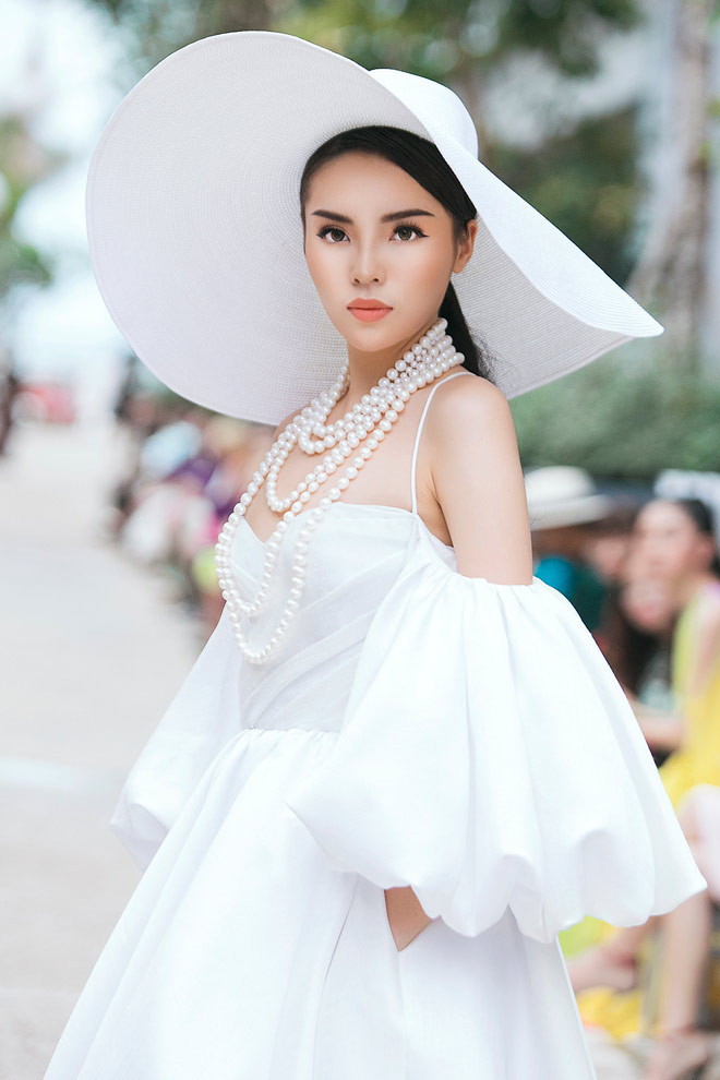  Kỳ Duyên xuất hiện trên sàn diễn với hình tượng tiểu thư đài các của những thập niên trước gây ấn tượng mạnh mẽ với nhiều tín đồ thời trang.