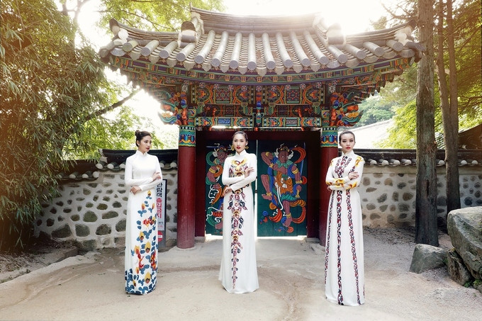 "Hương sắc Việt Nam" được chụp tại Bulguksa (hay còn gọi là Phật Quốc Tự) - là một trong những di tích được Unesco công nhận di sản thế giới. "Hương sắc Việt Nam" được chụp tại Bulguksa (hay còn gọi là Phật Quốc Tự) - là một trong những di tích được Unesco công nhận di sản thế giới.