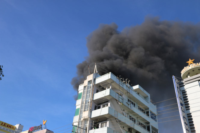 Cột khói bốc lên cao ngùn ngụt.