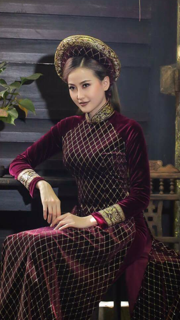 Hoa khôi Du lịch Việt Nam 2017 Khánh Ngân mặc áo dài tím, phối lưới kim tuyến ánh vàng.