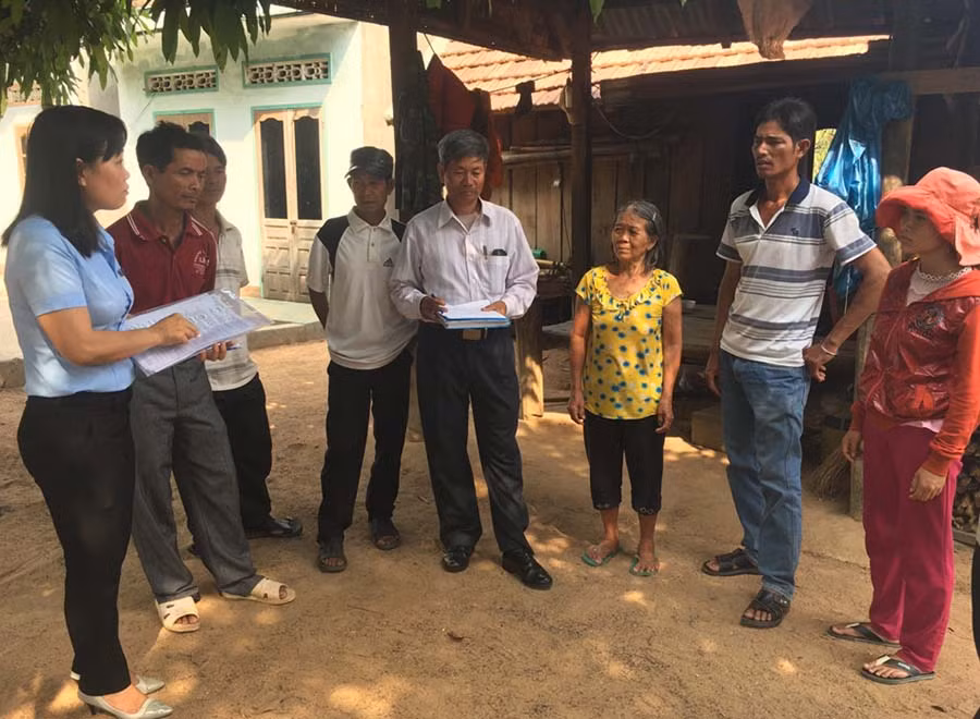  Người dân làng Hway mong muốn được cấp thẻ BHYT để có điều kiện chăm sóc sức khỏe. Ảnh: V.T