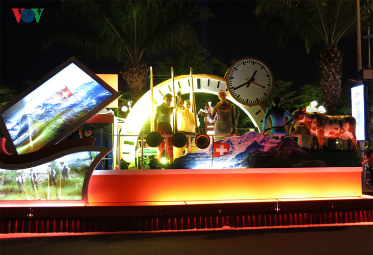 Đất nước Thuỵ Sỹ với những chiếc đồng hồ làm nên thương hiệu quốc tế được tái hiện trên xe hoa. Đất nước Thuỵ Sỹ với những chiếc đồng hồ làm nên thương hiệu quốc tế được tái hiện trên xe hoa.