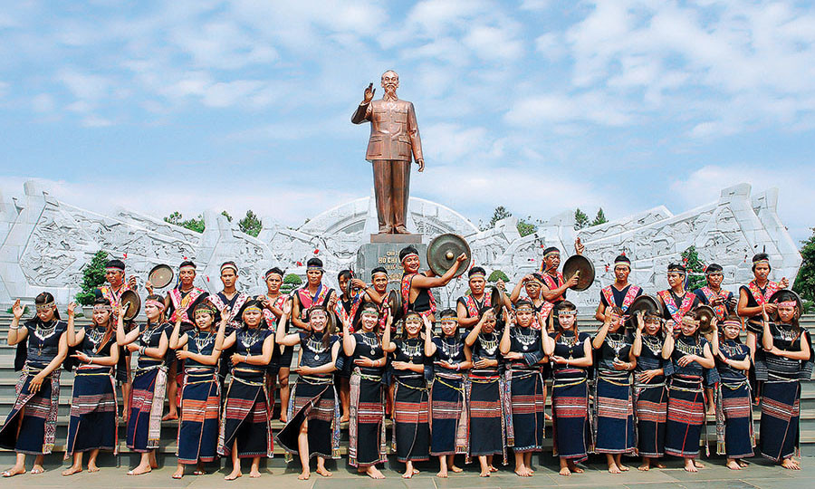 Bên tượng đài Bác Hồ. Ảnh: Đức Thụy