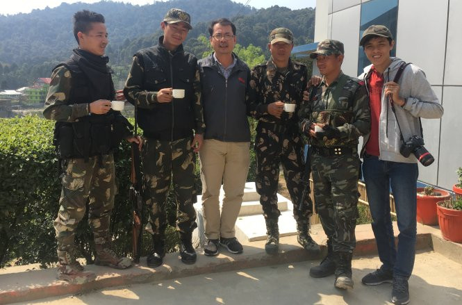 Hai phóng viên chụp ảnh lưu niệm với một nhóm binh sĩ làm nhiệm vụ tại Ziro. Hai phóng viên chụp ảnh lưu niệm với một nhóm binh sĩ làm nhiệm vụ tại Ziro.