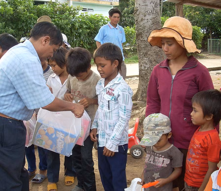  Tặng quà trẻ em vùng dân tộc thiểu số. Ảnh: T.N