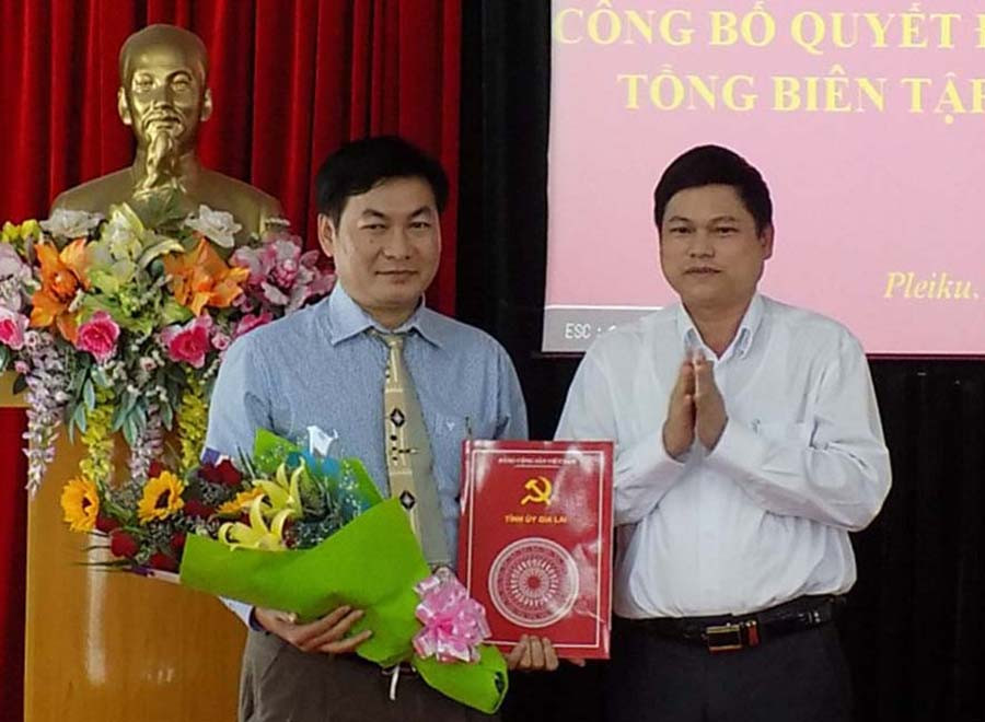 Trưởng ban Tổ chức Tỉnh ủy Nguyễn Văn Quân trao Quyết định bổ nhiệm. Ảnh: T.N Trưởng ban Tổ chức Tỉnh ủy Nguyễn Văn Quân trao Quyết định bổ nhiệm. Ảnh: T.N