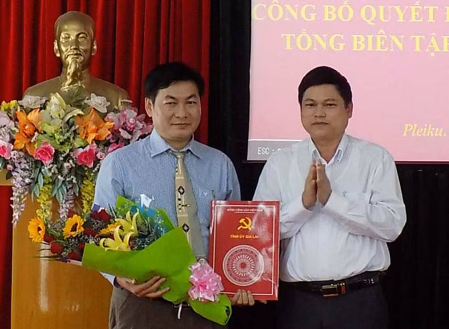  Trưởng ban Tổ chức Tỉnh ủy Nguyễn Văn Quân trao Quyết định bổ nhiệm. Ảnh: T.N