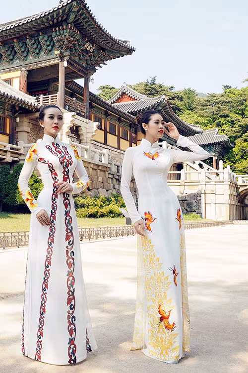 Mẫu áo được thiết kế dựa trên sự kết hợp của hình ảnh chú chim hạc và họa tiết hoa văn cổ của Việt Nam.