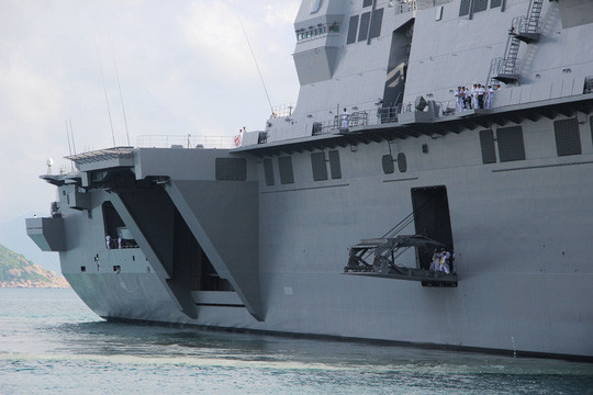 Tàu Izumo dài 284m, rộng 38m; lượng choán nước đầy tải lên tới 27.500 tấn, tốc độ tối đa là hơn 30 hải lý/giờ với chi phí chế tạo hơn 1,2 tỉ USD vào năm 2013.