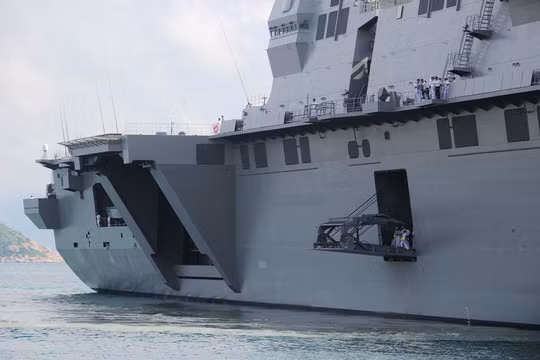 Tàu Izumo dài 284m, rộng 38m; lượng choán nước đầy tải lên tới 27.500 tấn, tốc độ tối đa là hơn 30 hải lý/giờ với chi phí chế tạo hơn 1,2 tỉ USD vào năm 2013.