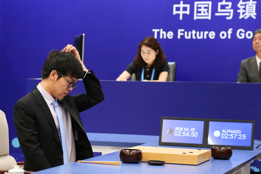 Đại kiện tướng Ke Jie trong trận đấu cờ vây với AlphaGo ngày 23-5 tại Ô Trấn - Ảnh: Reuters Đại kiện tướng Ke Jie trong trận đấu cờ vây với AlphaGo ngày 23-5 tại Ô Trấn - Ảnh: Reuters
