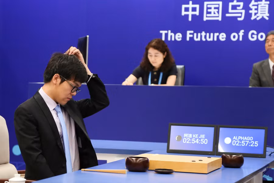 Đại kiện tướng Ke Jie trong trận đấu cờ vây với AlphaGo ngày 23-5 tại Ô Trấn - Ảnh: Reuters