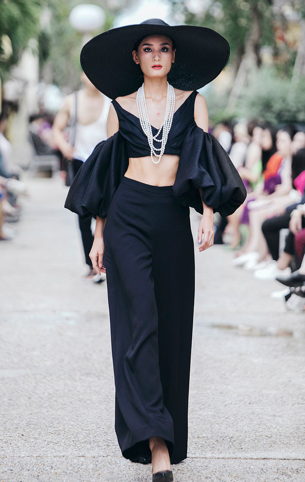 Trang phục trắng đen - Hai tông màu kinh điển của làng mốt không thể vắng mặt trong bộ sưu tập của Đỗ Mạnh Cường. Không chỉ tạo cảm giác luôn mới mẻ, hai sắc màu này còn tạo điều kiện dễ dàng cho người mặc toả sáng dù chỉ với công thức phối đơn giản nhất. Trang phục trắng đen - Hai tông màu kinh điển của làng mốt không thể vắng mặt trong bộ sưu tập của Đỗ Mạnh Cường. Không chỉ tạo cảm giác luôn mới mẻ, hai sắc màu này còn tạo điều kiện dễ dàng cho người mặc toả sáng dù chỉ với công thức phối đơn giản nhất.