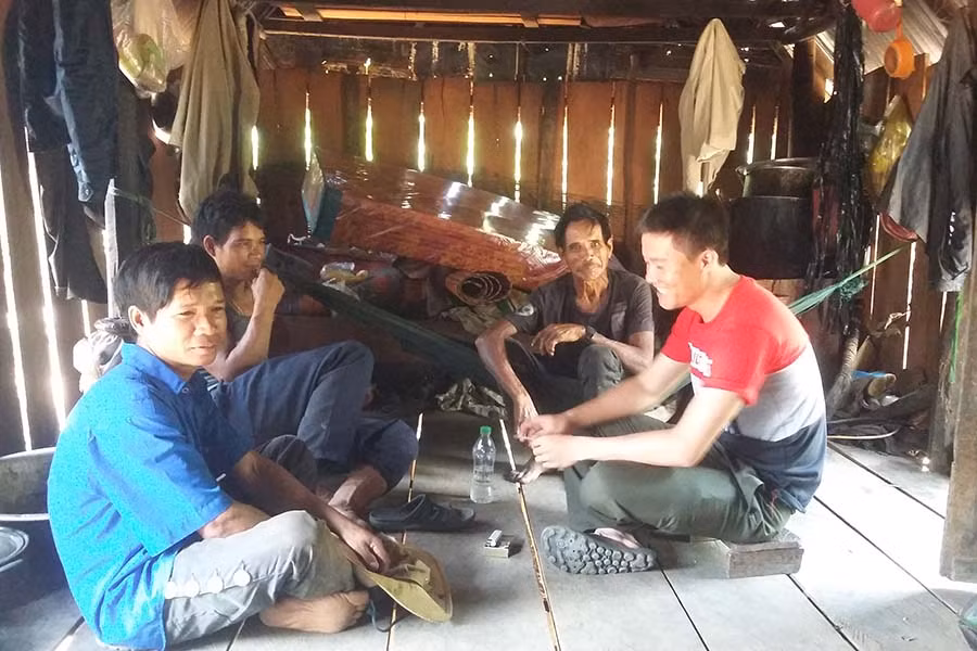  Già Ger (thứ ba từ trái qua). Ảnh: L.A